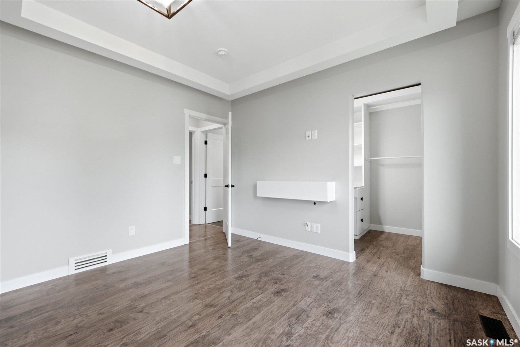 1601 Lacon Street, Regina SK S4N 1Z5 Recessed ceiling with an overhead light fixture, wood-finish flooring, built-in shelving, and a built-in floating desk