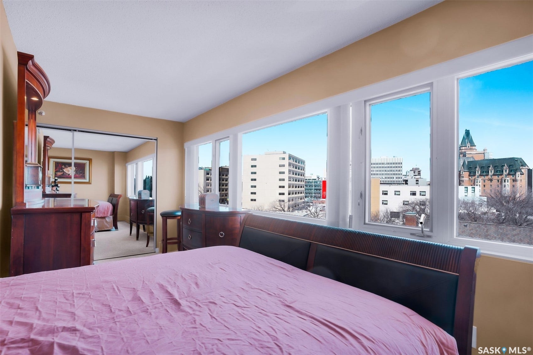 Expansive window wall