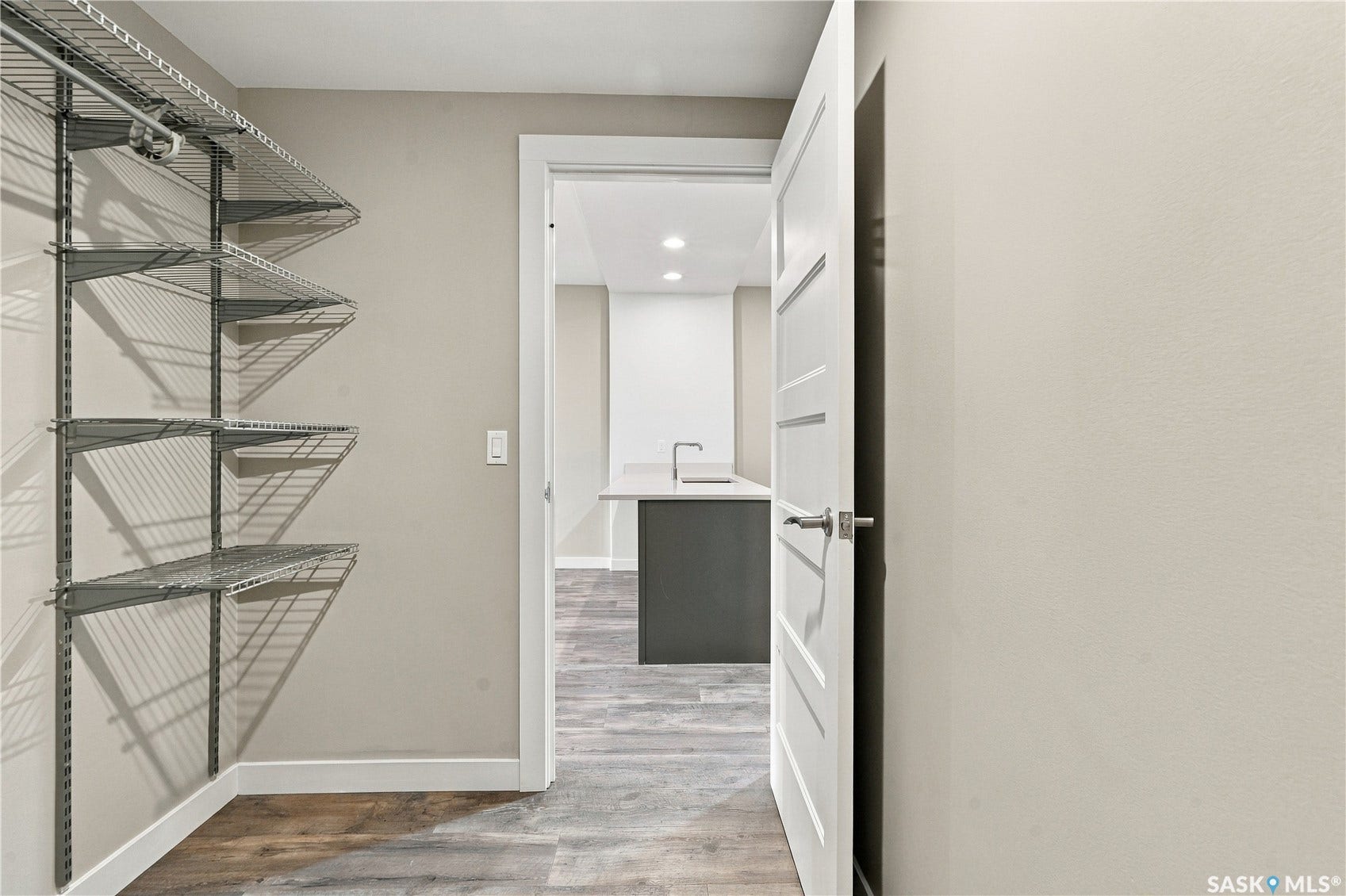 Adjustable wire shelving system