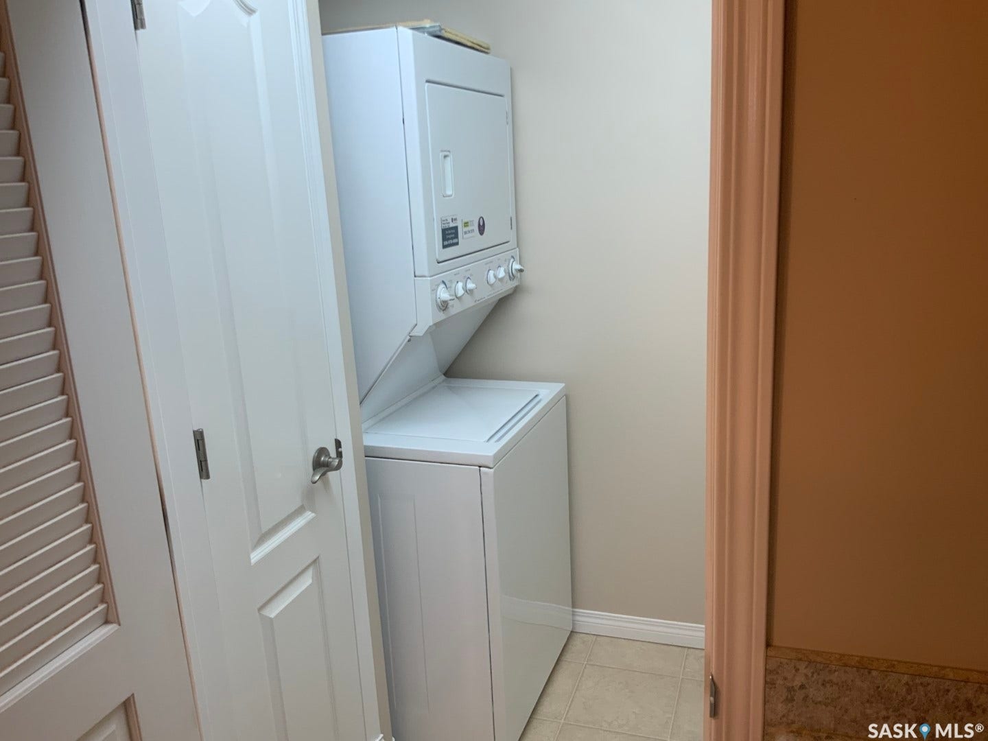 Stacked laundry appliances