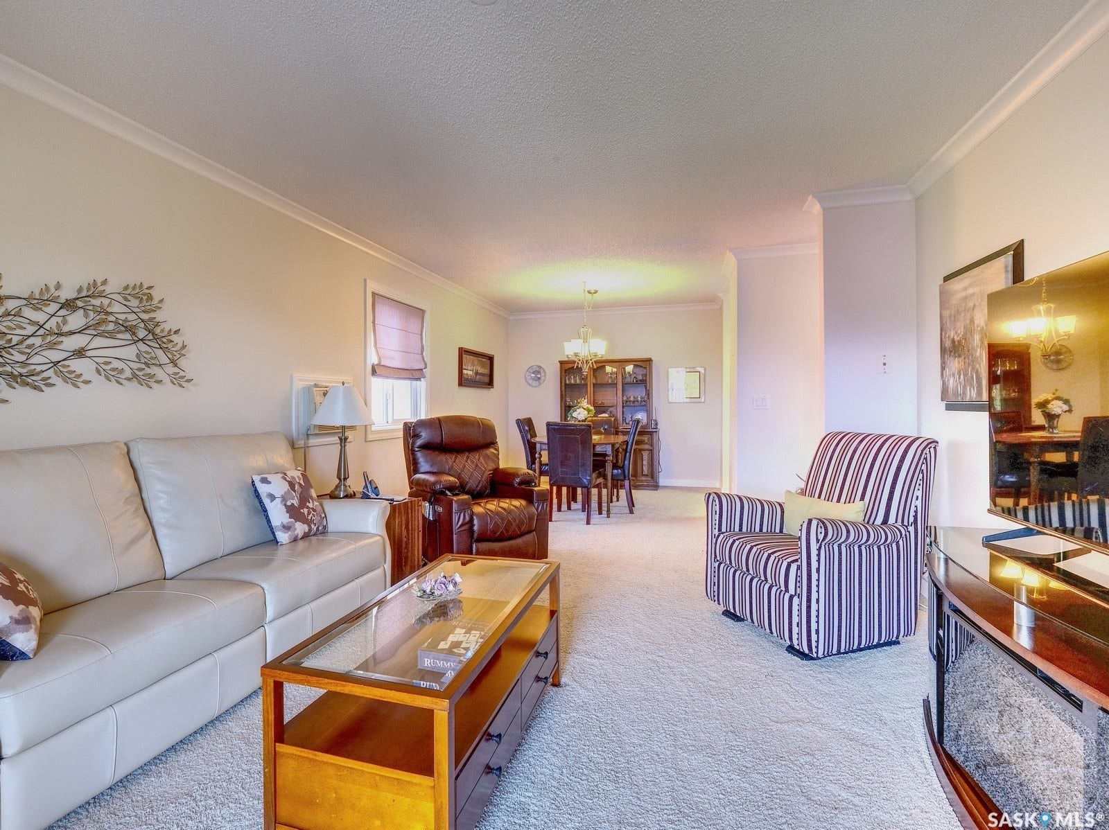 305 1st Street W, #302, Rosetown SK S0L 2V0 Crown molding throughout the living area