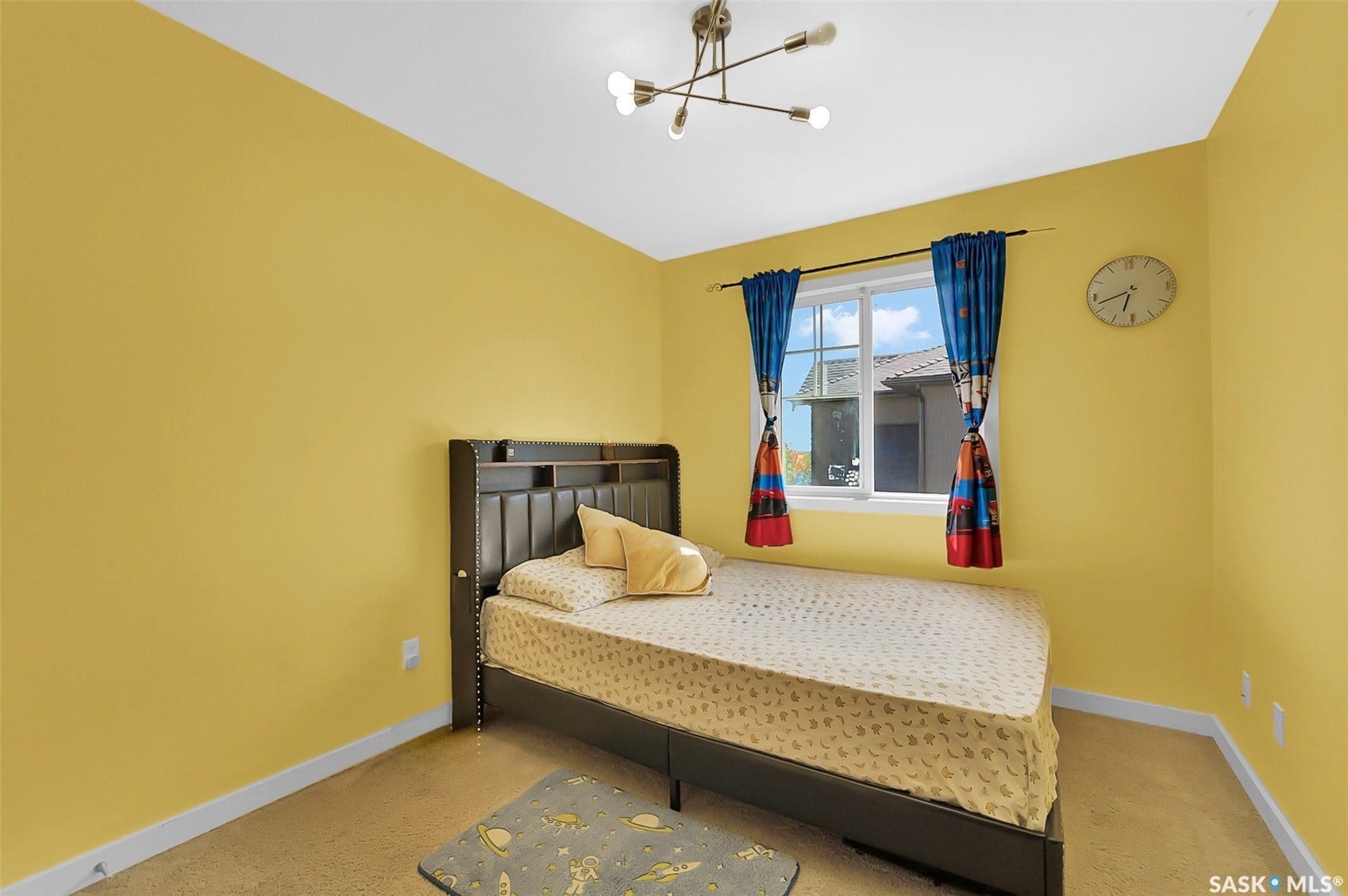 Bright room with a white ceiling and yellow walls