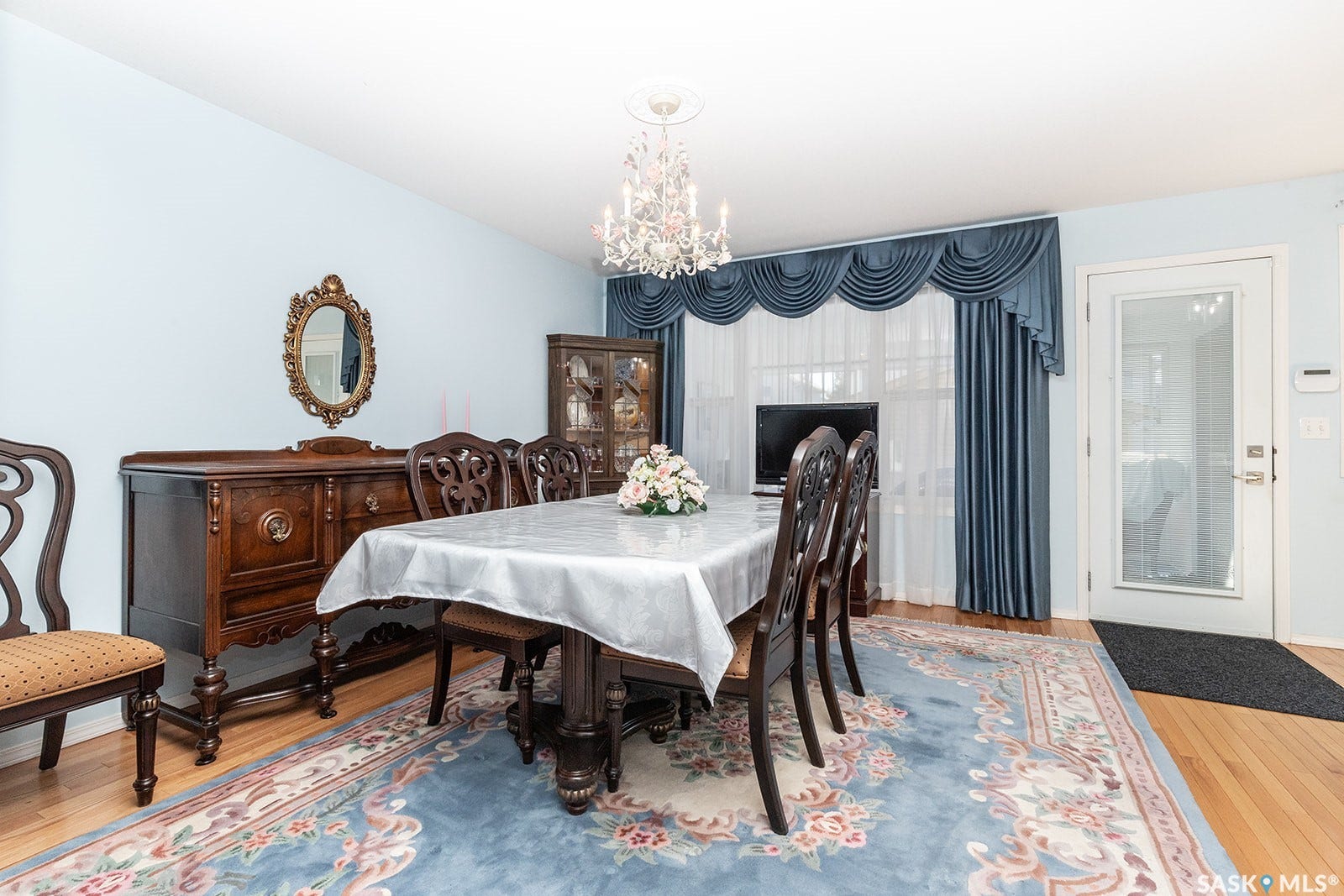 Hardwood flooring throughout, drapes with valance