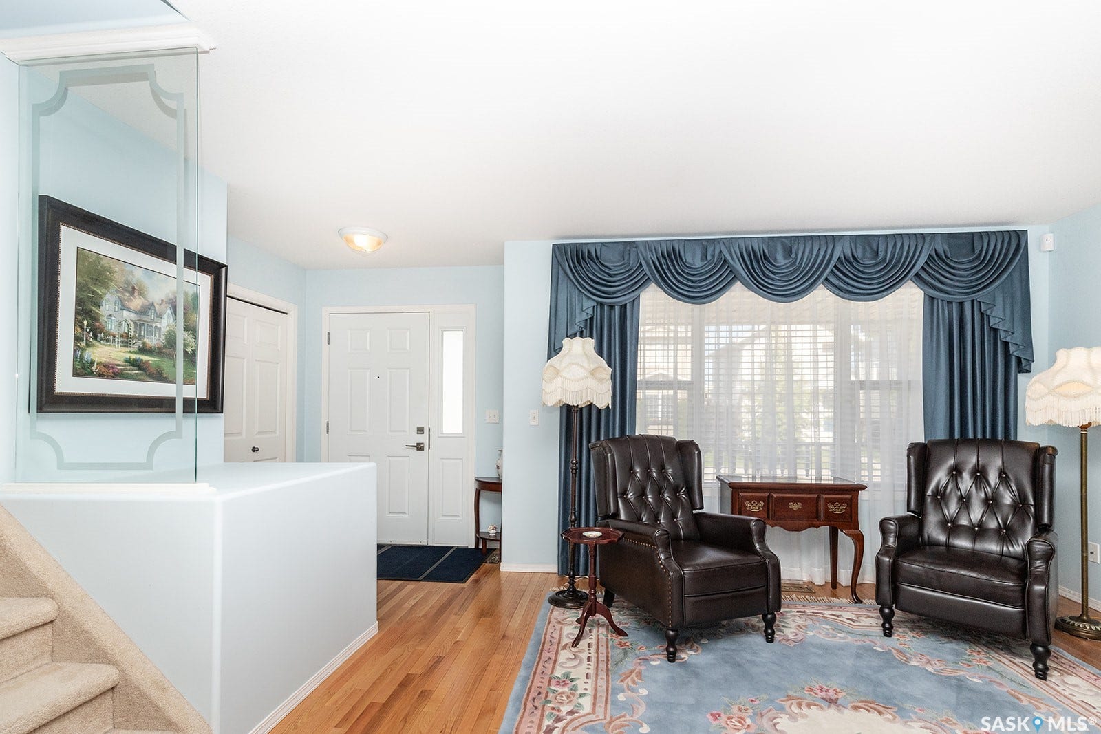 Hardwood-style in the entryway