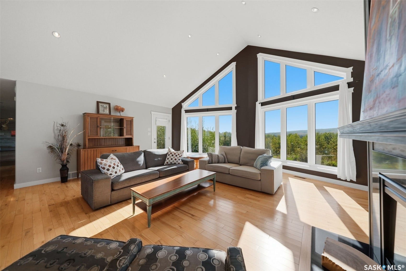 Vaulted ceiling with recessed lighting