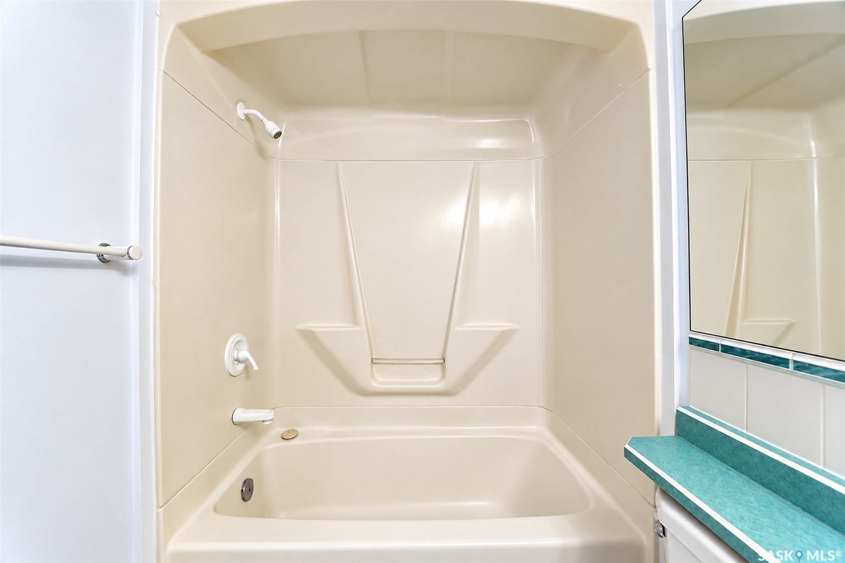 Integrated bathtub and shower combination with a single-handle faucet