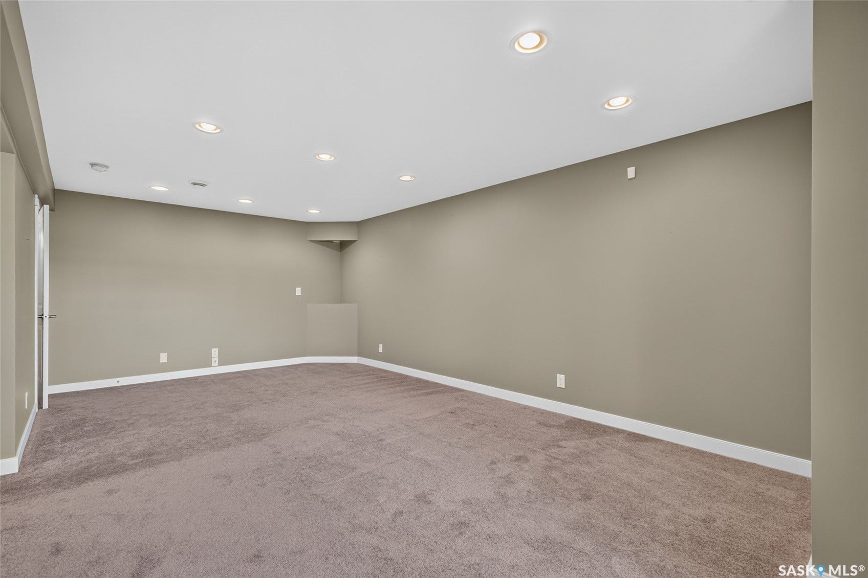 215 Hampton Green, #16, Saskatoon SK S7R 0G7