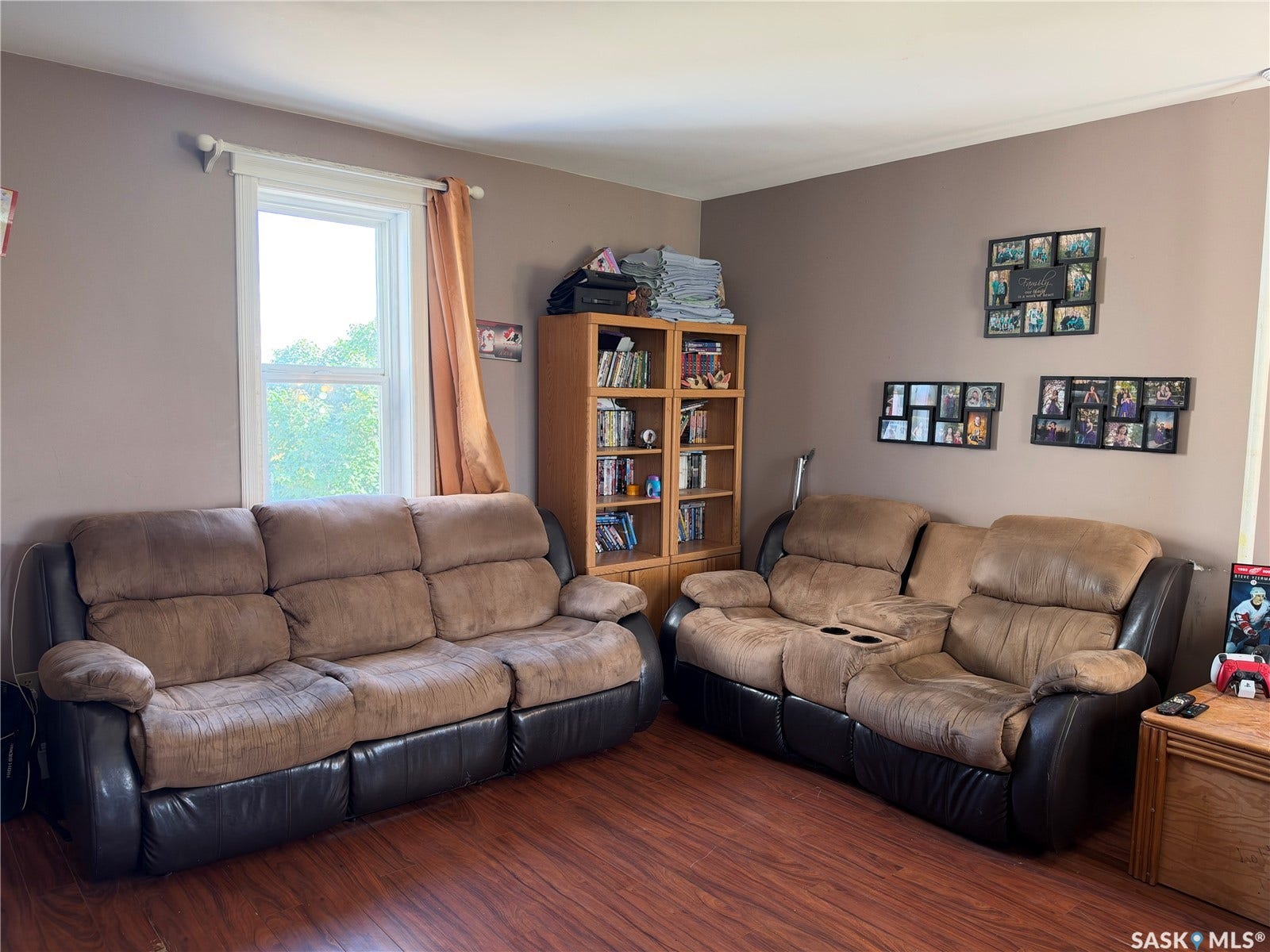 Wood-finish flooring with neutral wall paint