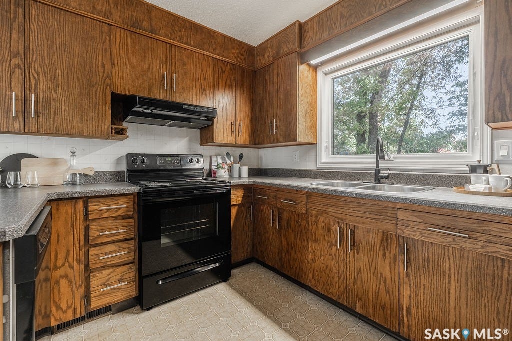 11 Moxon Crescent, Saskatoon SK S7H 3B8