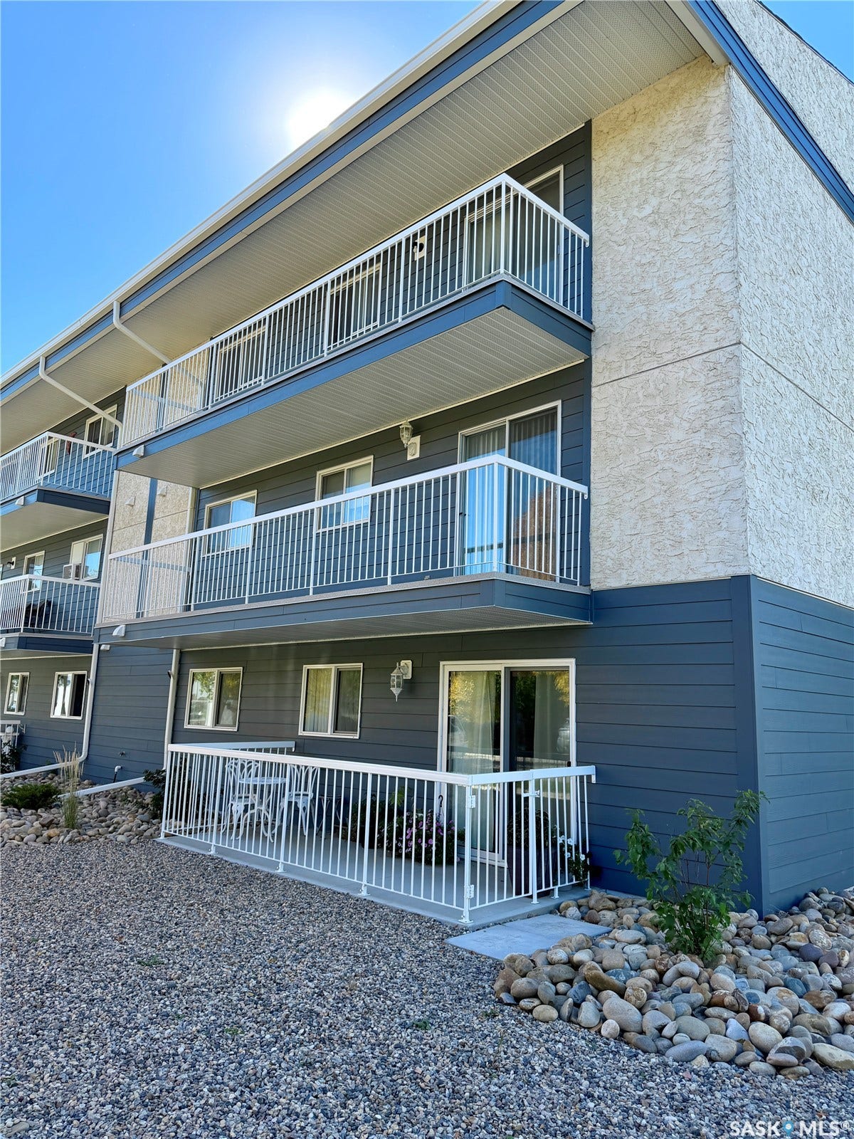 305 1st Street W, #301, Rosetown SK S0L 2V0 Multi-story exterior with textured stucco and horizontal siding