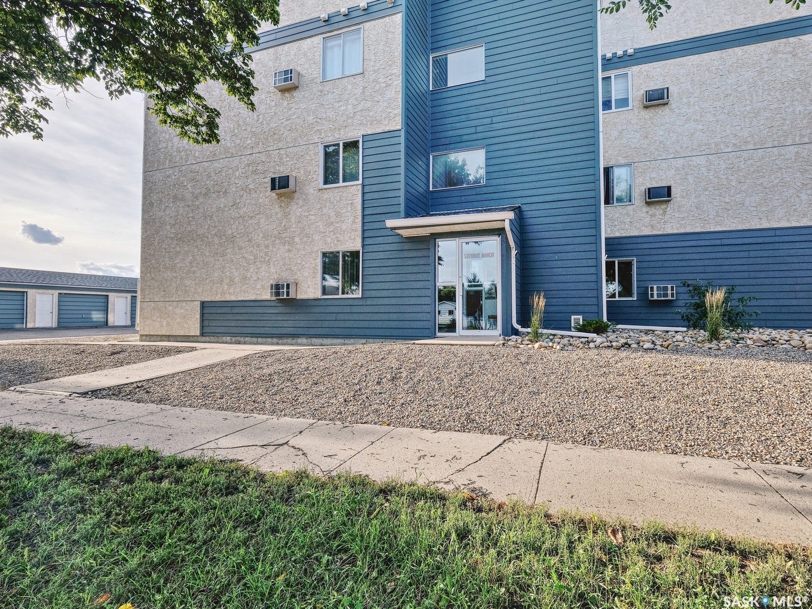 305 1st Street W, #301, Rosetown SK S0L 2V0 Multi-story exterior with varied siding textures