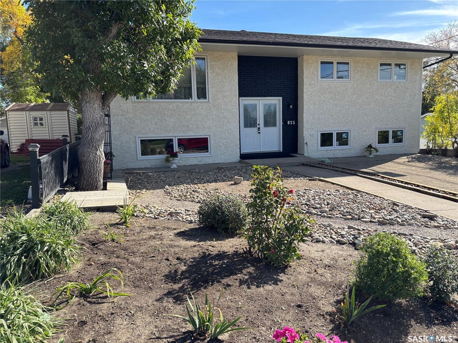 Property photo for 825 7th Avenue NW, Moose Jaw SK
