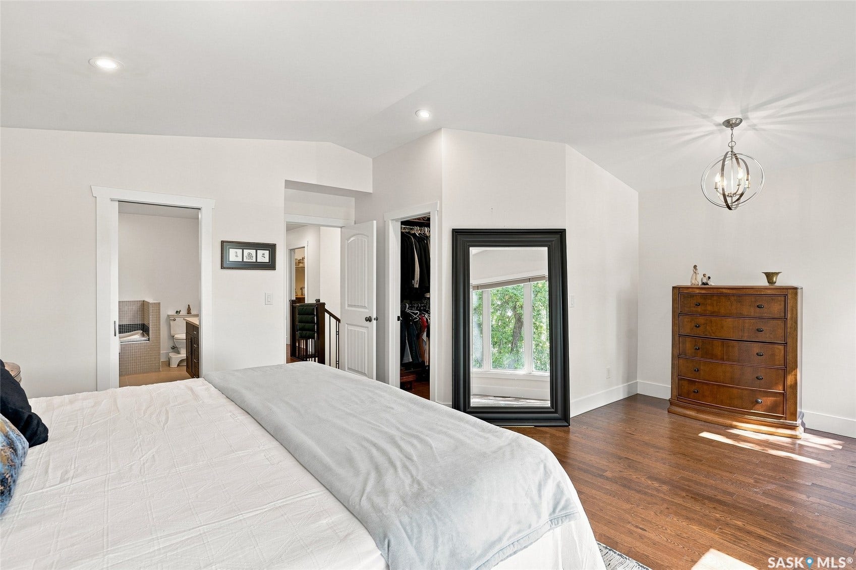 1019A 10TH Street E, Saskatoon SK S7H 0H8