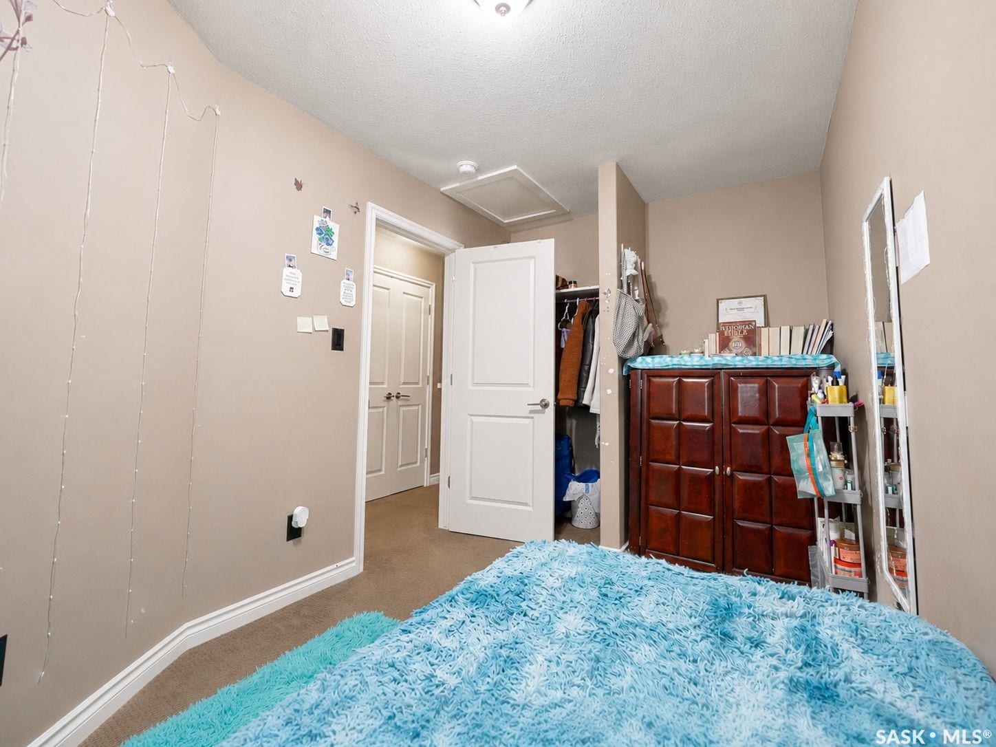 Neutral-toned walls complement the carpeted flooring