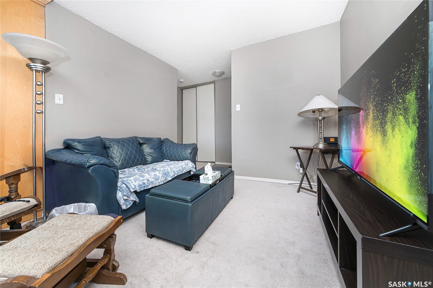 Wall-to-wall carpeting with light gray wall finishes