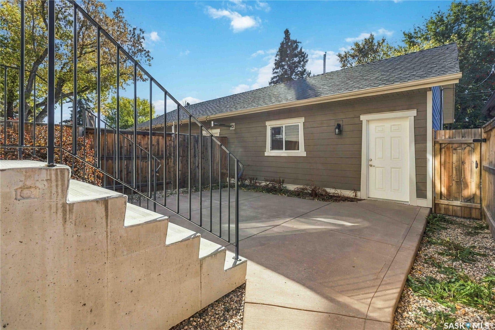 738 4th Street E, Saskatoon SK S7H 1K2