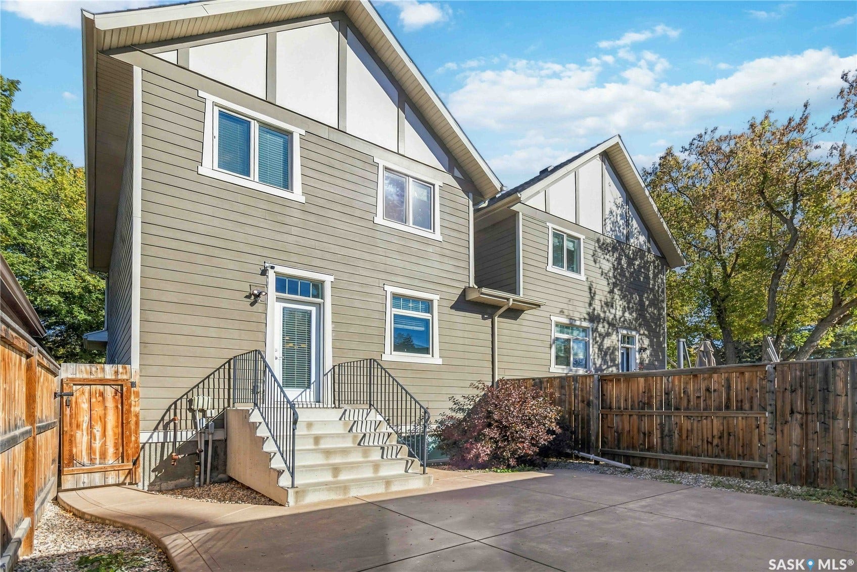 738 4th Street E, Saskatoon SK S7H 1K2