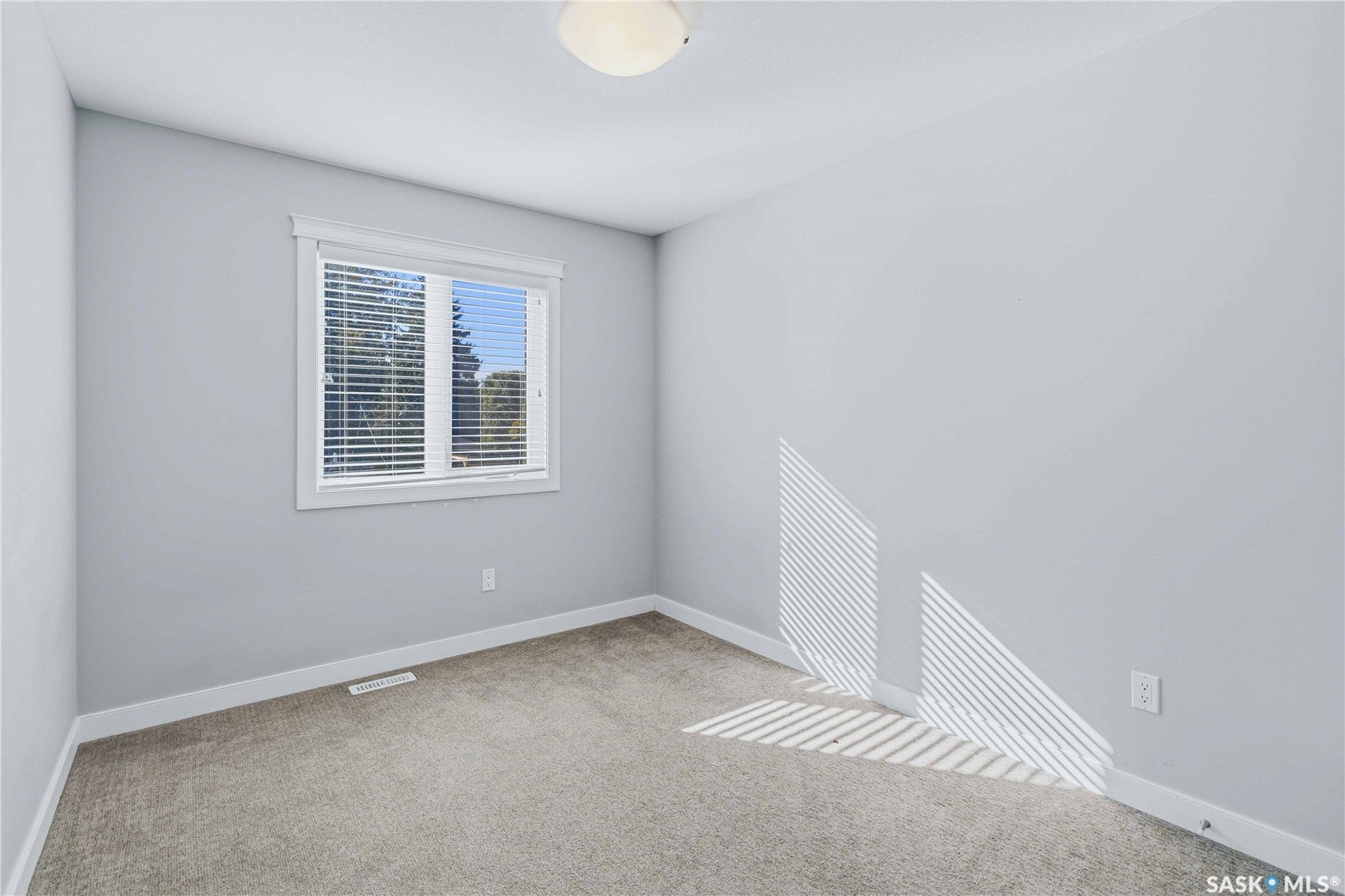 738 4th Street E, Saskatoon SK S7H 1K2