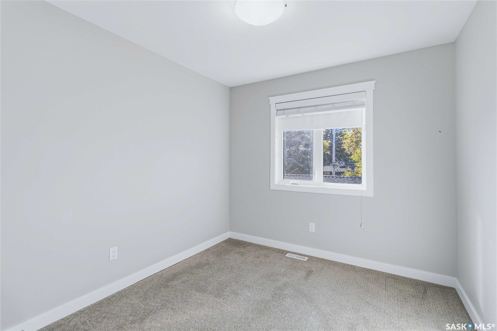 738 4th Street E, Saskatoon SK S7H 1K2