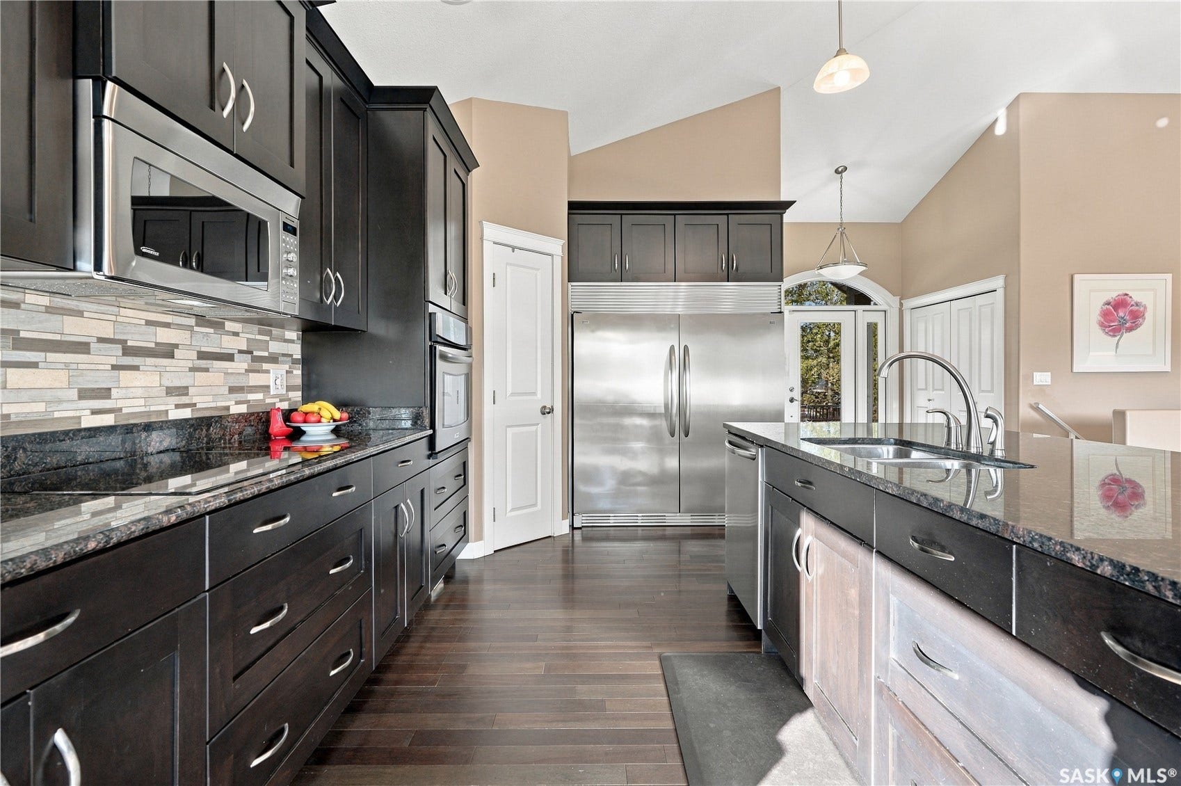 look at that spacious side by side Fridge and Freezer!!!!!