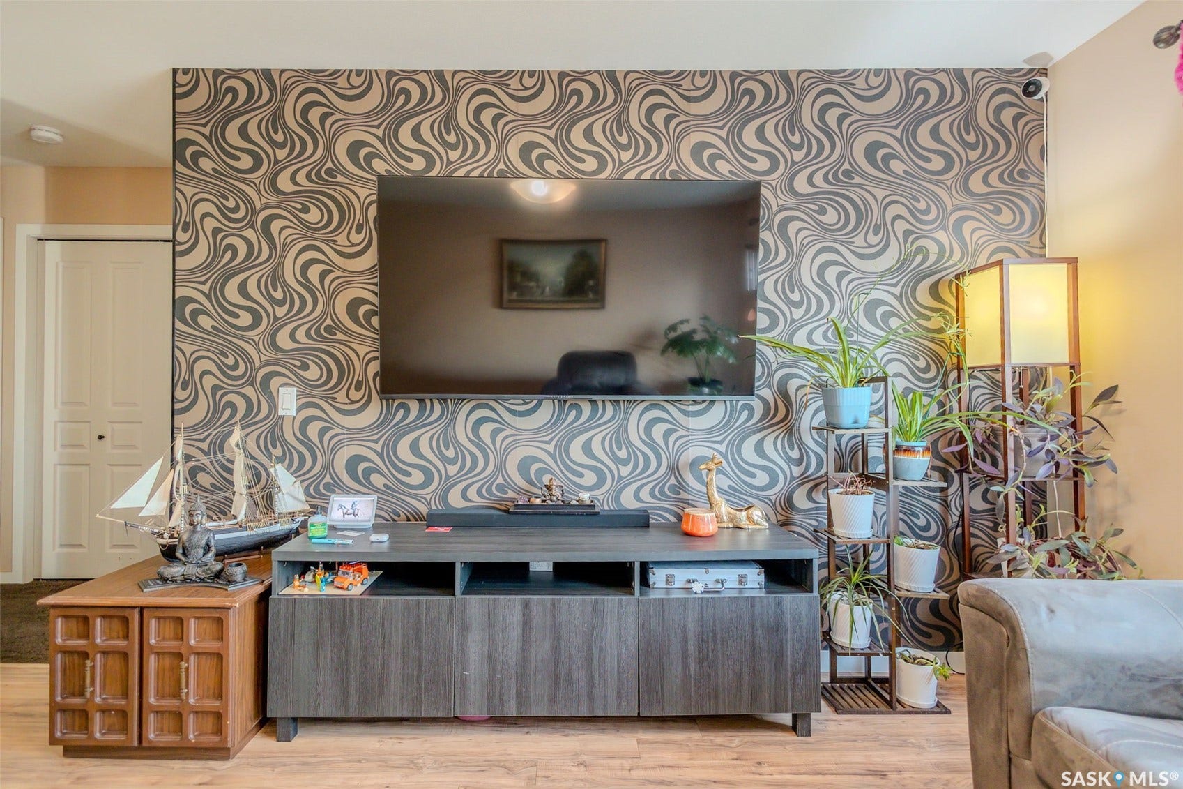 Accent wall featuring a curvilinear pattern