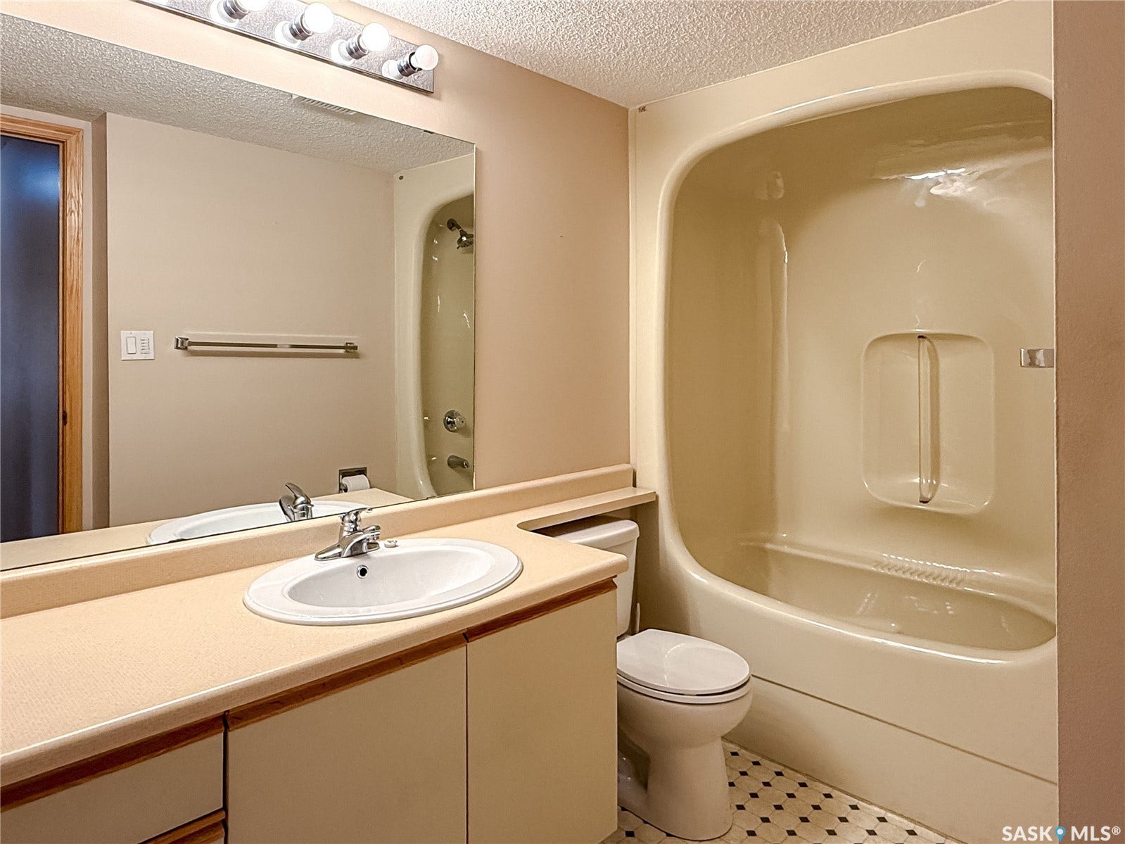 960 ASSINIBOINE Avenue E, #219, Regina SK S4V 2P8