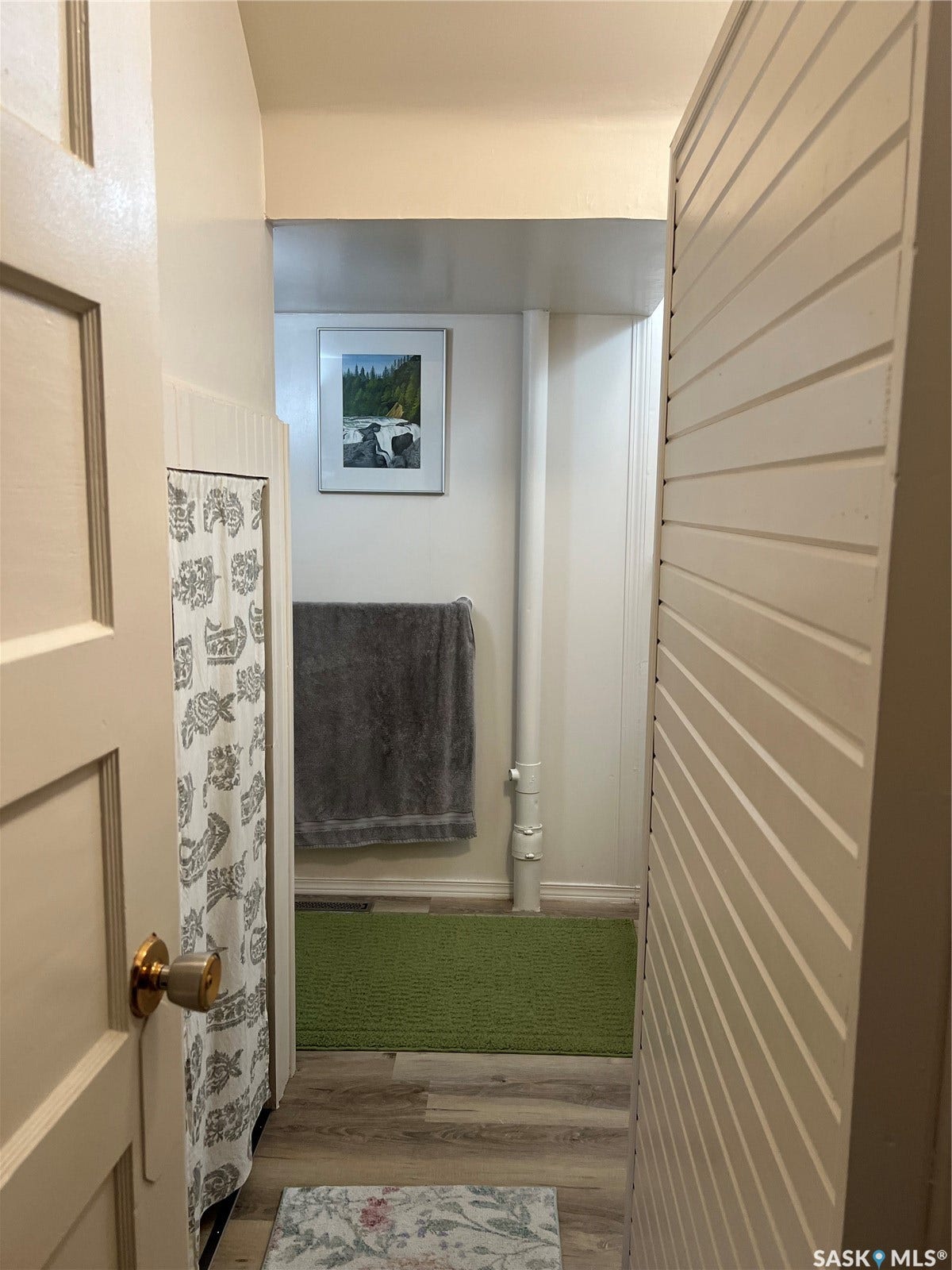 Wood-finish flooring with painted walls