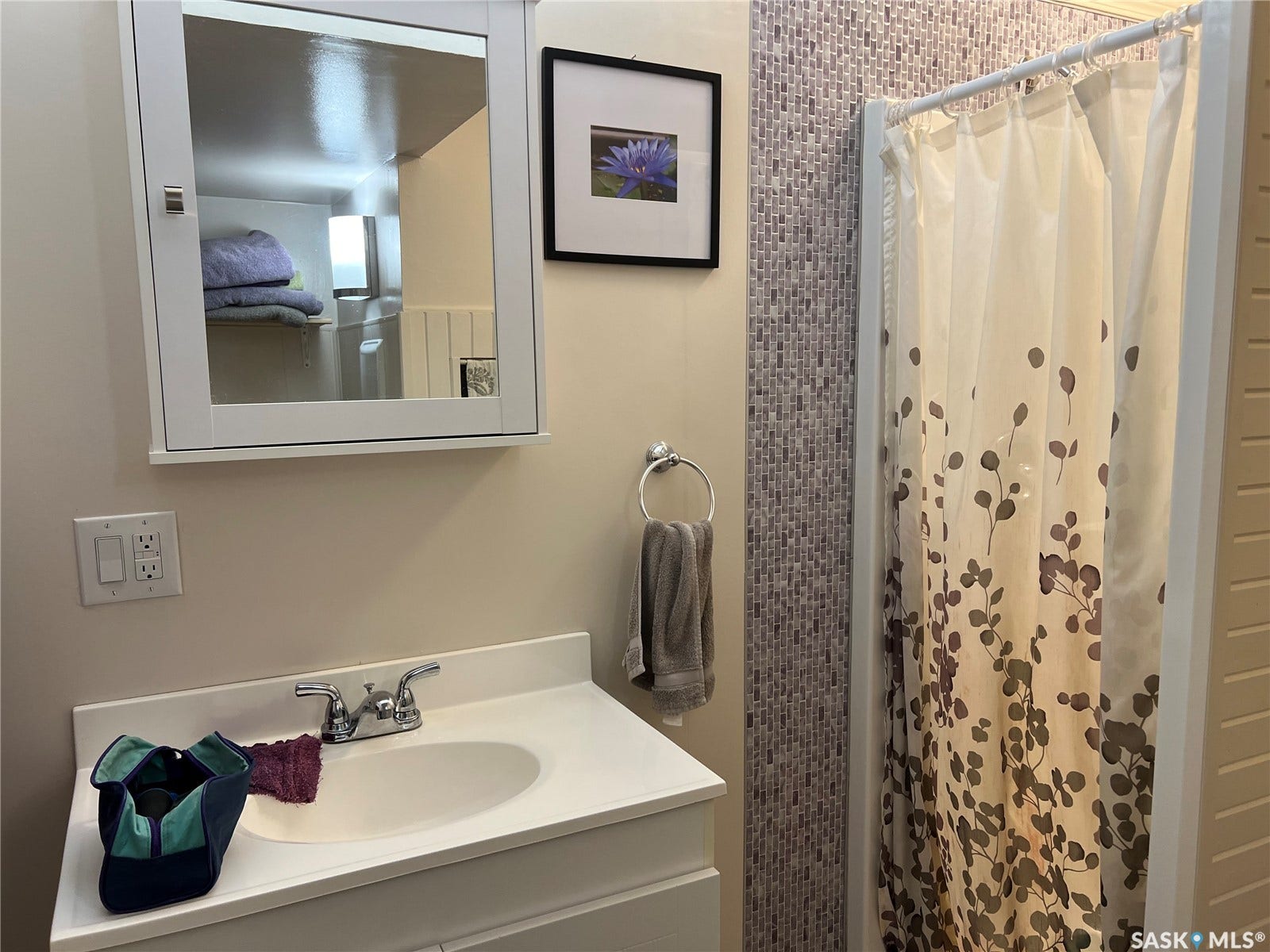White vanity with an integrated sink and chrome faucet