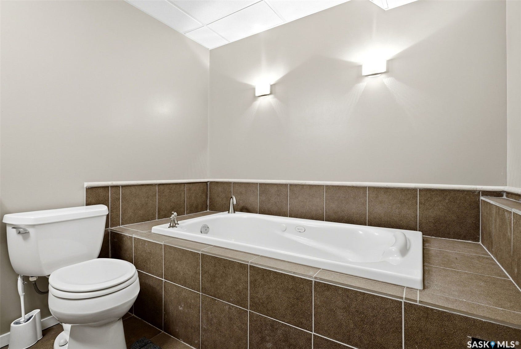 Jetted tub (no shower)