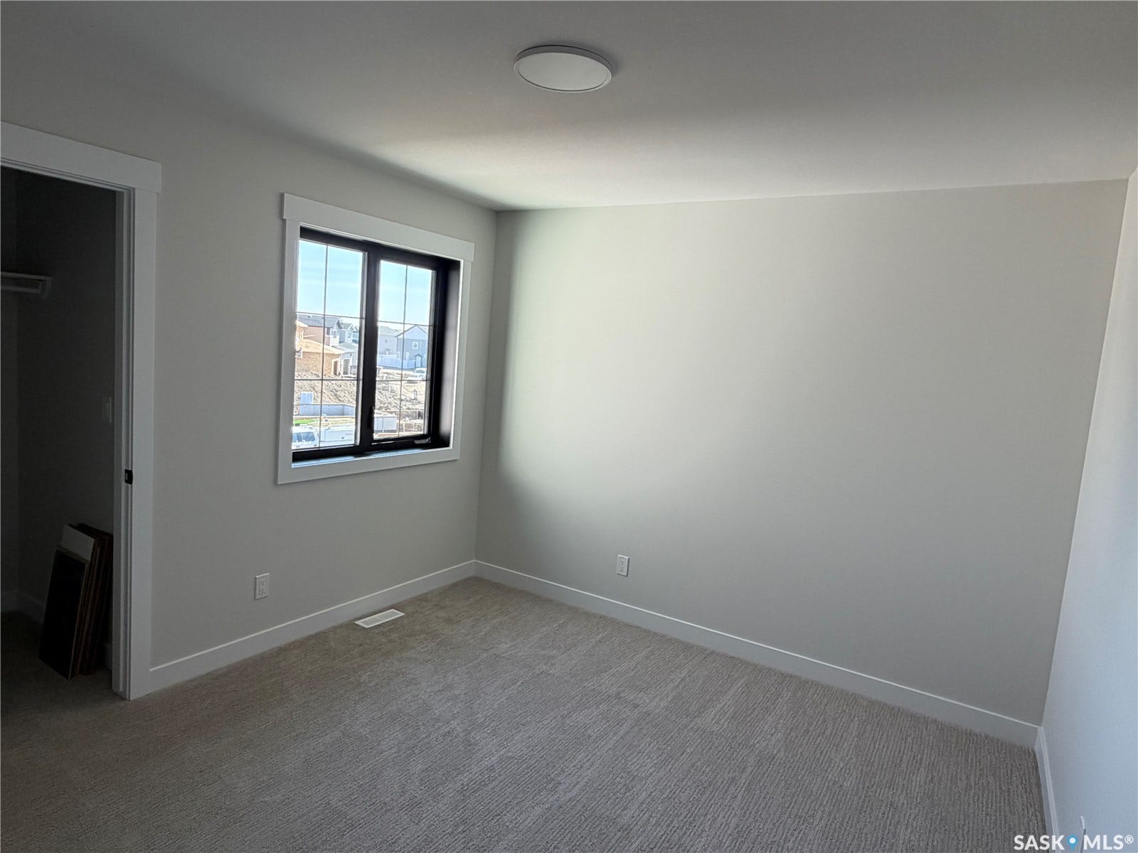 310 Traeger Manor, Saskatoon SK S7V 1Z4 Neutral-toned walls complement the light gray carpet