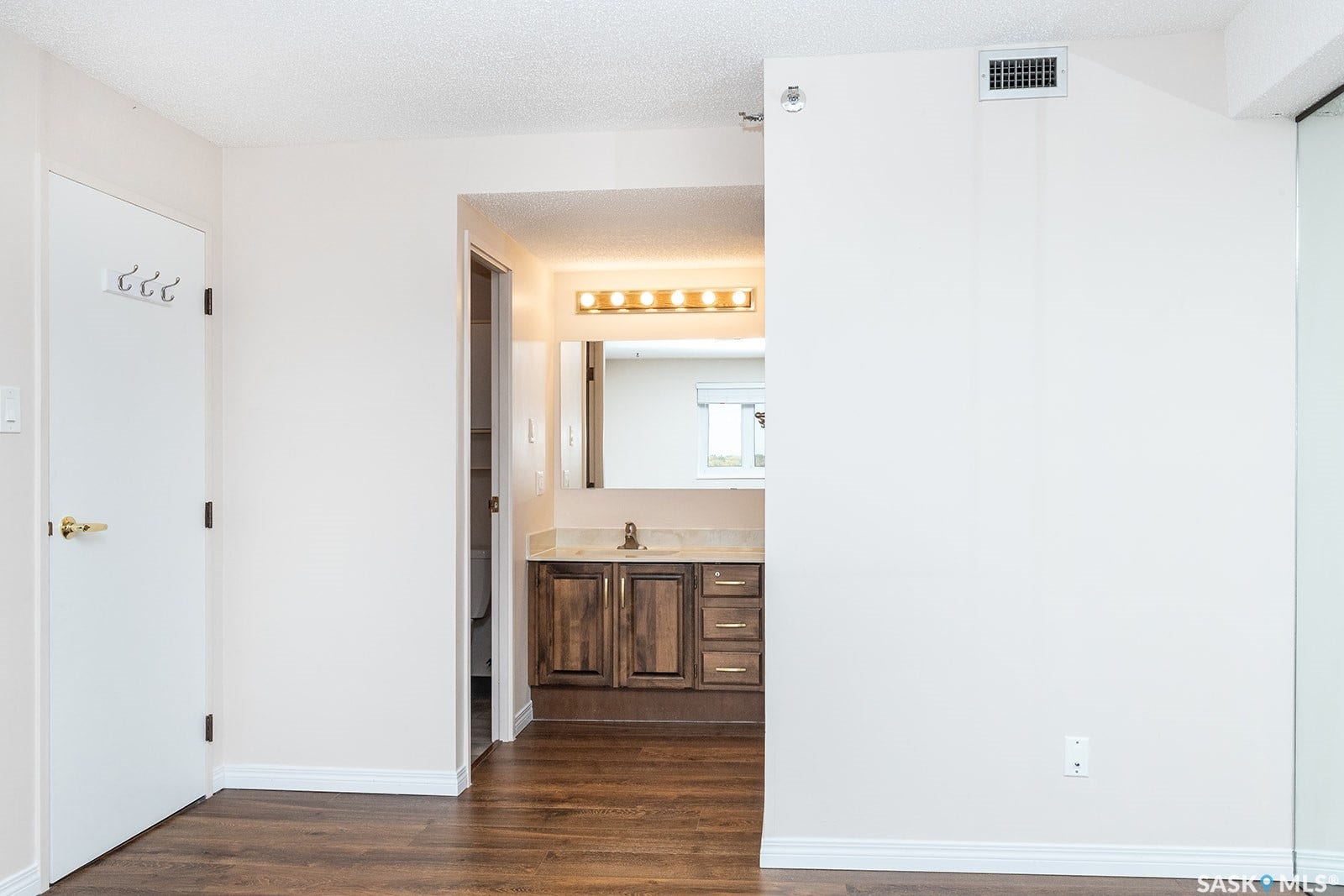 Laminate flooring throughout, white interior doors, with a 2-piece ensuite