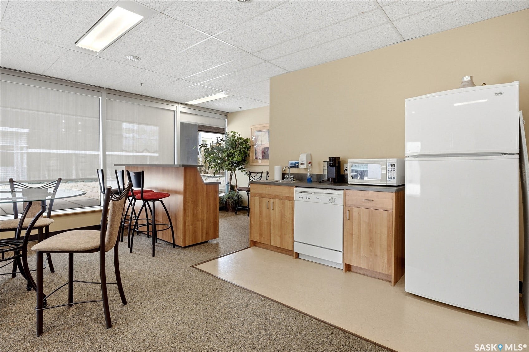1914 Hamilton Street, #1007, Regina SK S4P 3N6 Built-in cabinetry with a countertop, integrated sink, and white appliances