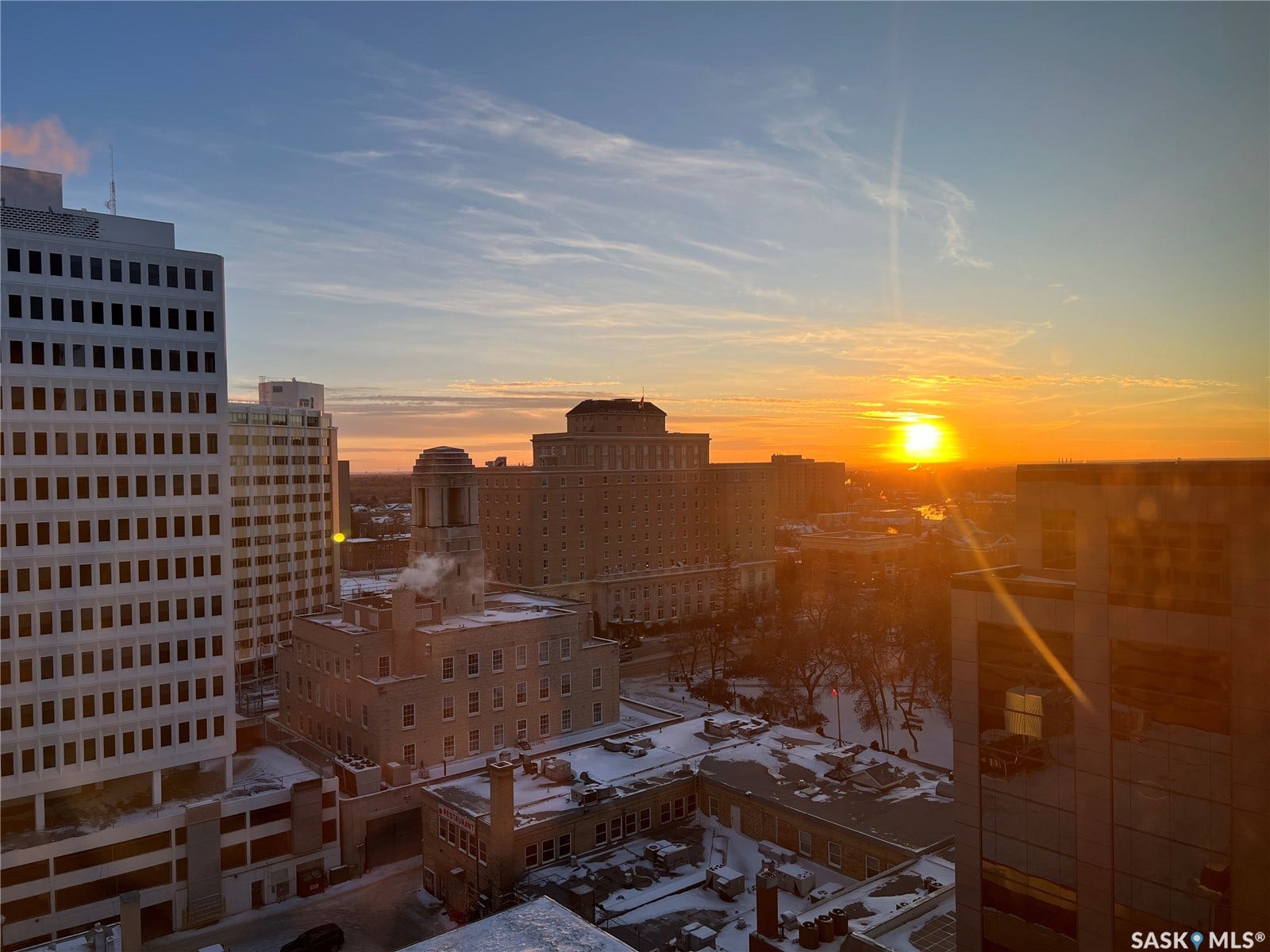1914 Hamilton Street, #1007, Regina SK S4P 3N6 Expansive cityscape with various building styles and a prominent horizon