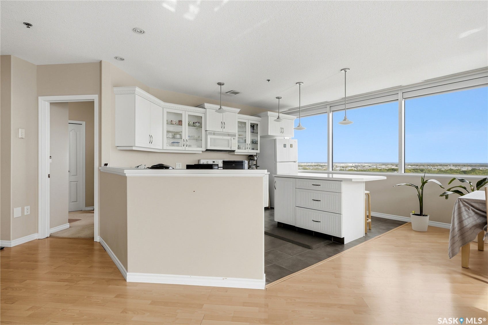 1914 Hamilton Street, #1007, Regina SK S4P 3N6 Open-concept kitchen with white cabinetry and built-in appliances