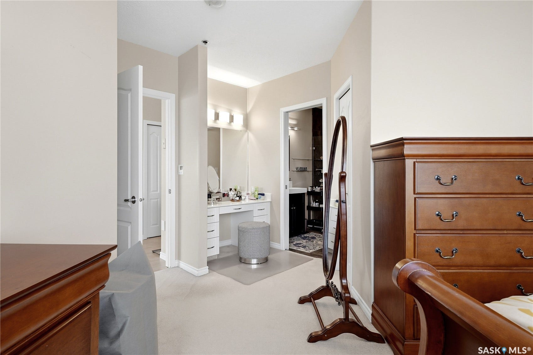 1914 Hamilton Street, #1007, Regina SK S4P 3N6 Wall-to-wall carpeting and neutral wall tones