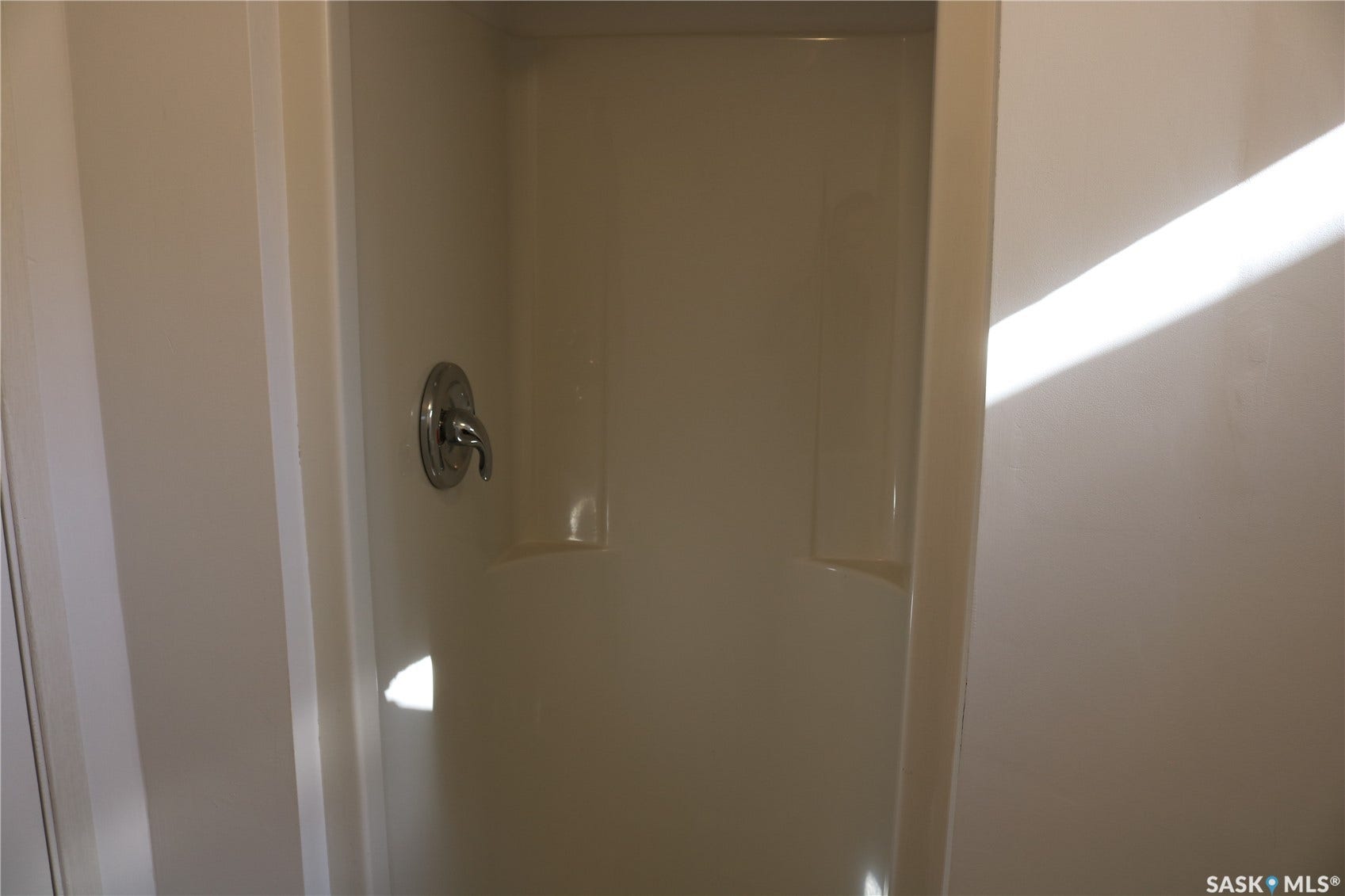 1641 Thompson Avenue, Saskatoon SK S7N 1Y2 Integrated shower unit with a chrome single-handle faucet