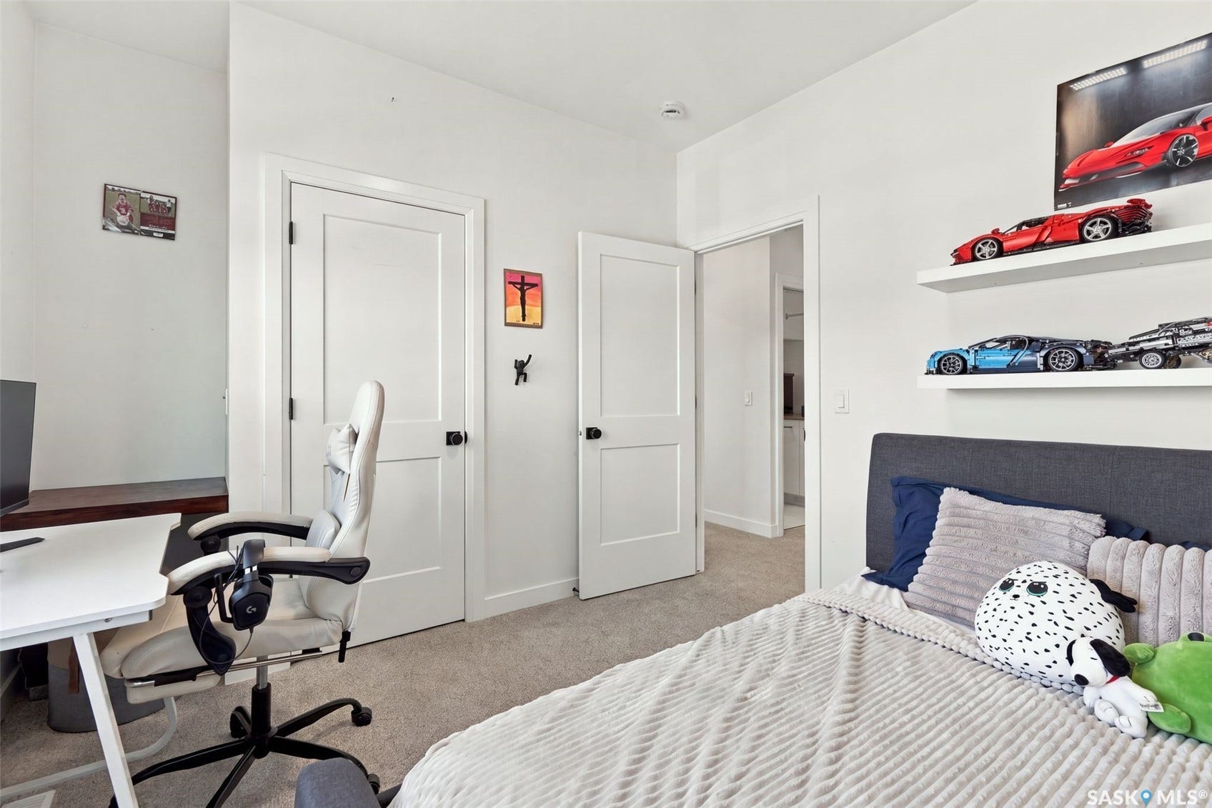 6221 Koep Avenue, Regina SK S4X 0J2 Clean design with white walls and light-colored carpeting