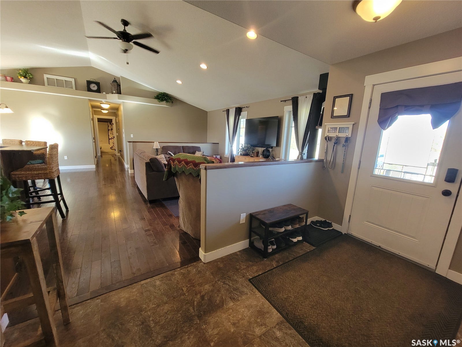 Vaulted ceiling with recessed lighting and a ceiling fan
