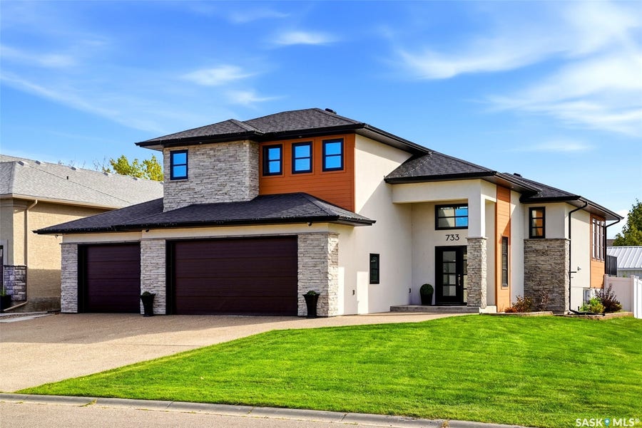 Property photo for 733 3rd Avenue, Pilot Butte SK
