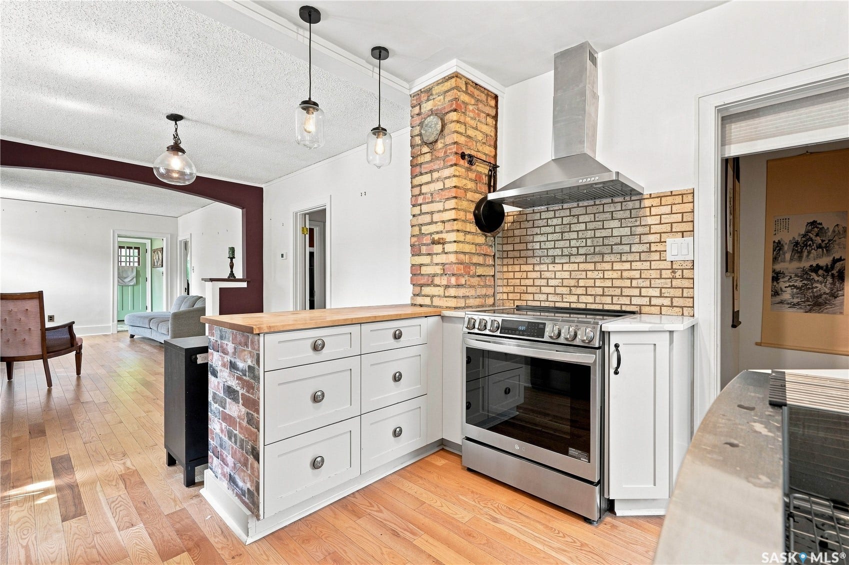 902 4th Avenue N, Saskatoon SK S7K 2N6