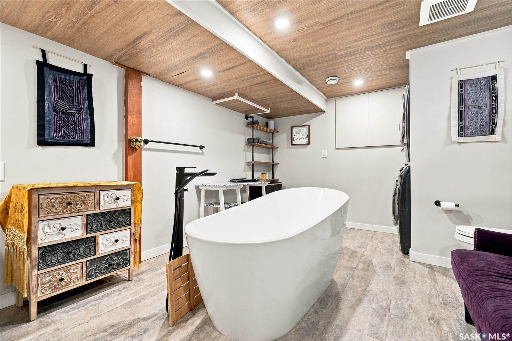 902 4th Avenue N, Saskatoon SK S7K 2N6