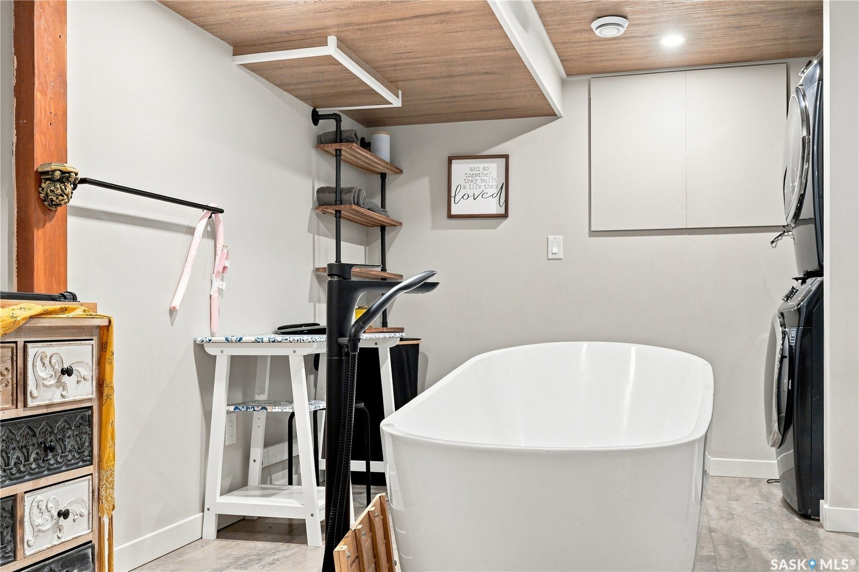 902 4th Avenue N, Saskatoon SK S7K 2N6