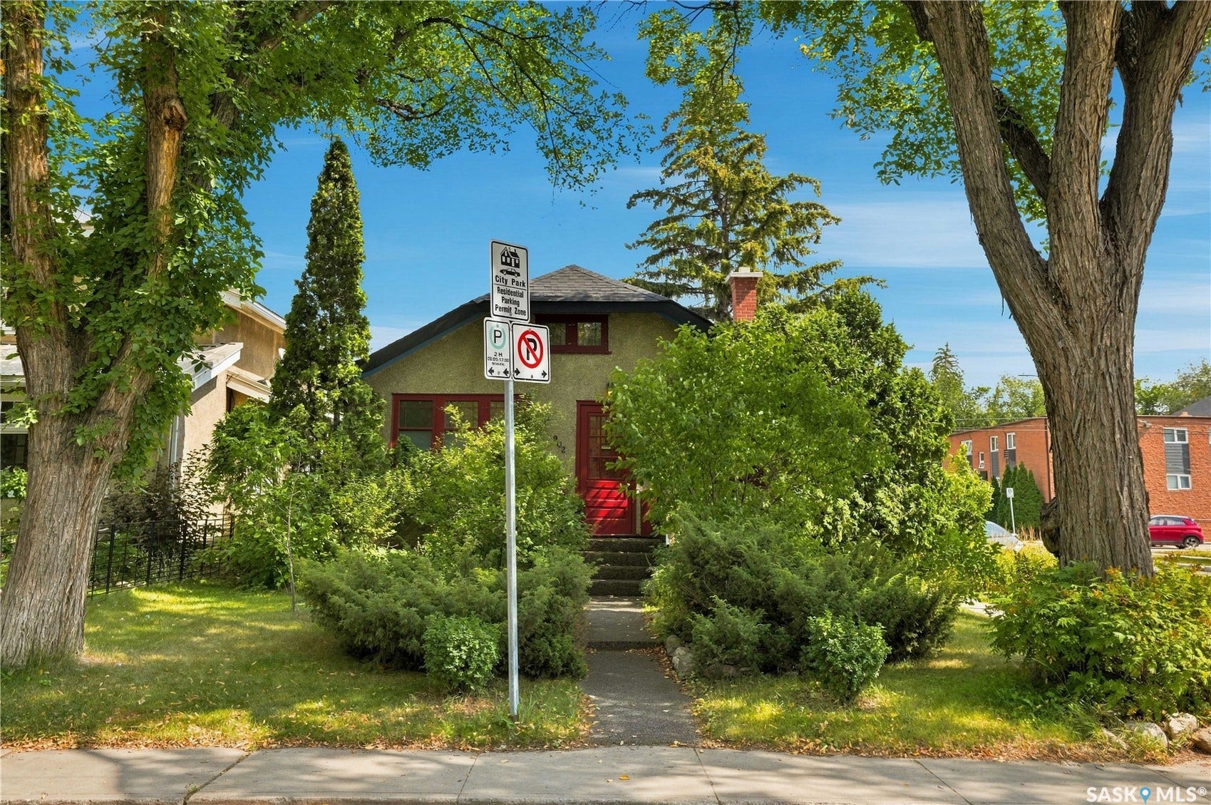 902 4th Avenue N, Saskatoon SK S7K 2N6