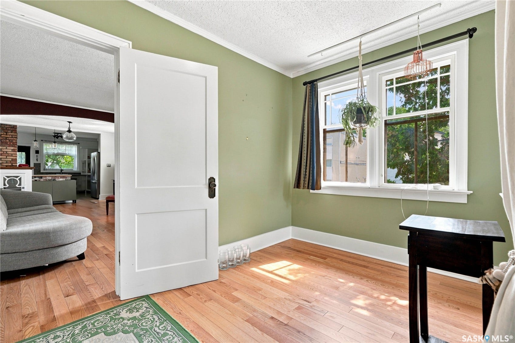 902 4th Avenue N, Saskatoon SK S7K 2N6