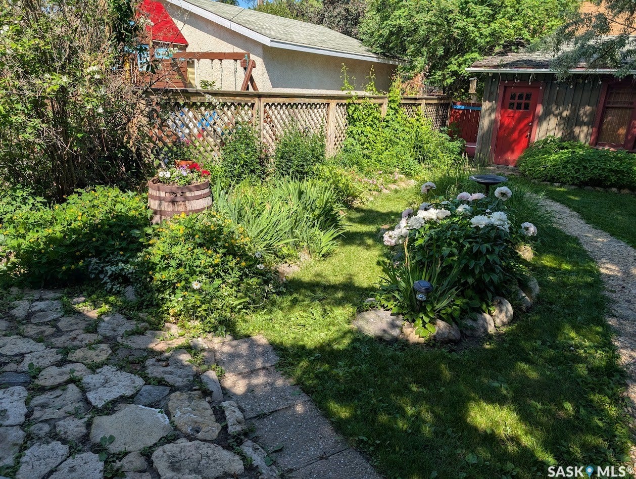 902 4th Avenue N, Saskatoon SK S7K 2N6