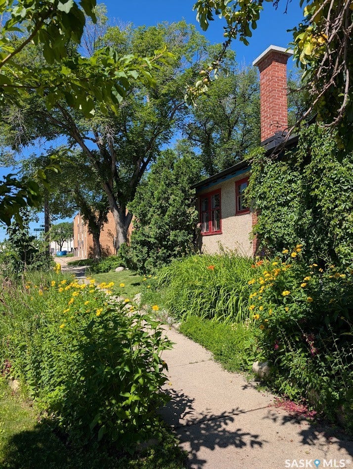 902 4th Avenue N, Saskatoon SK S7K 2N6