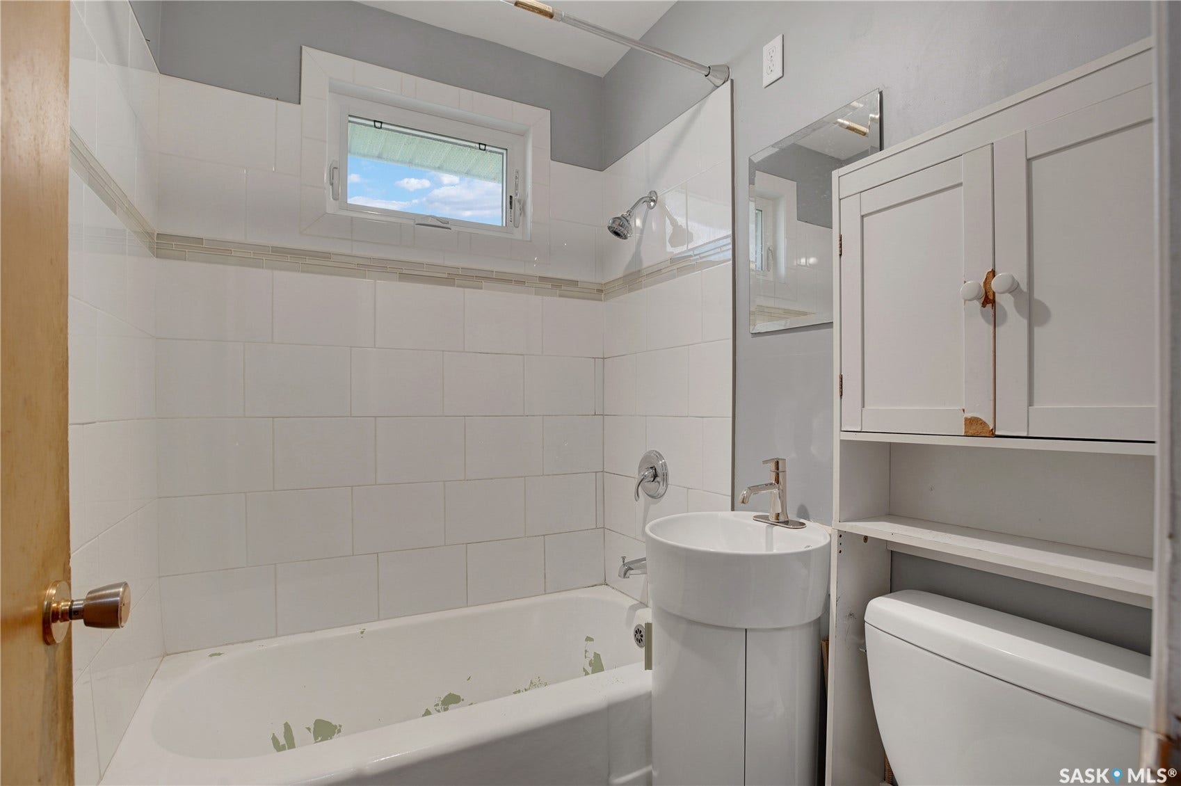 White subway tile surround with decorative accent band