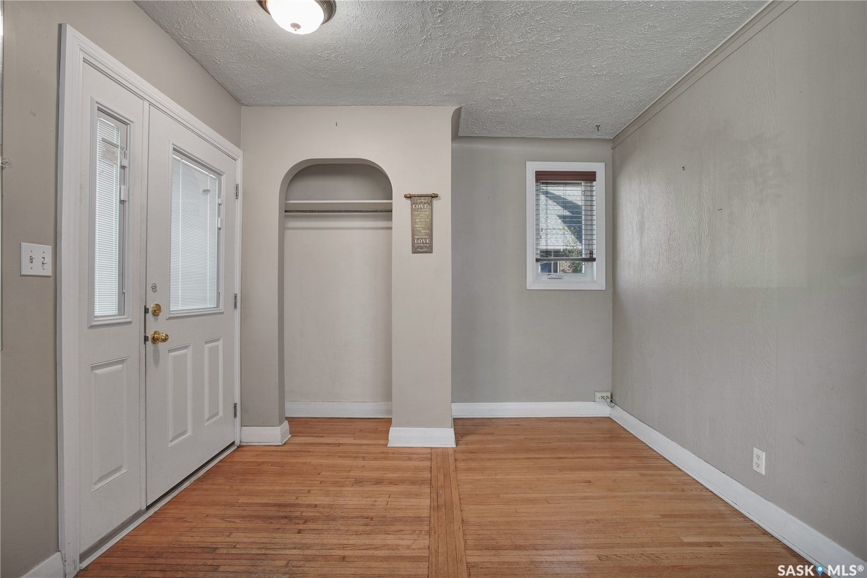 Double entry doors with integrated blinds