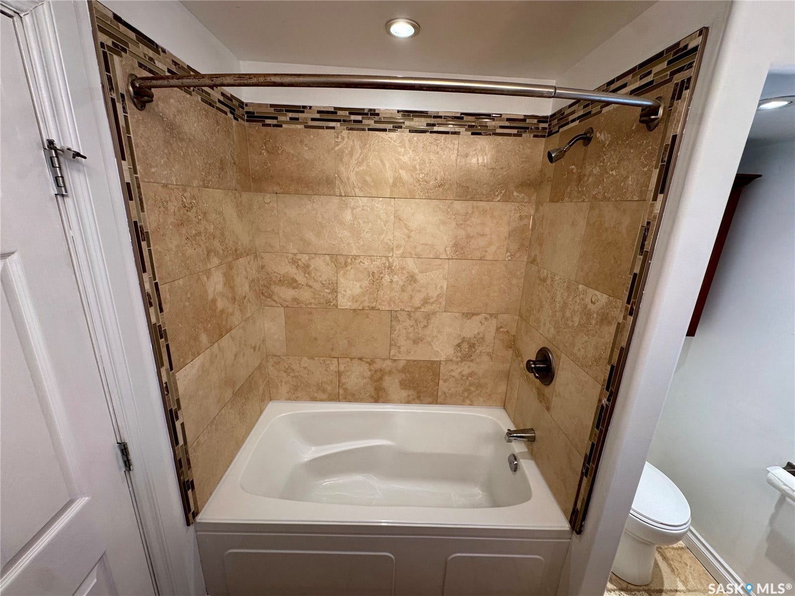 365 Keats Street, Southey SK S0G 4P0 Bathtub with stone-look tile surround and mosaic accent band