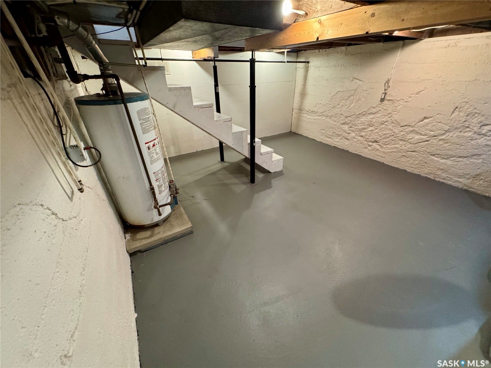 365 Keats Street, Southey SK S0G 4P0 Painted concrete flooring and textured white walls